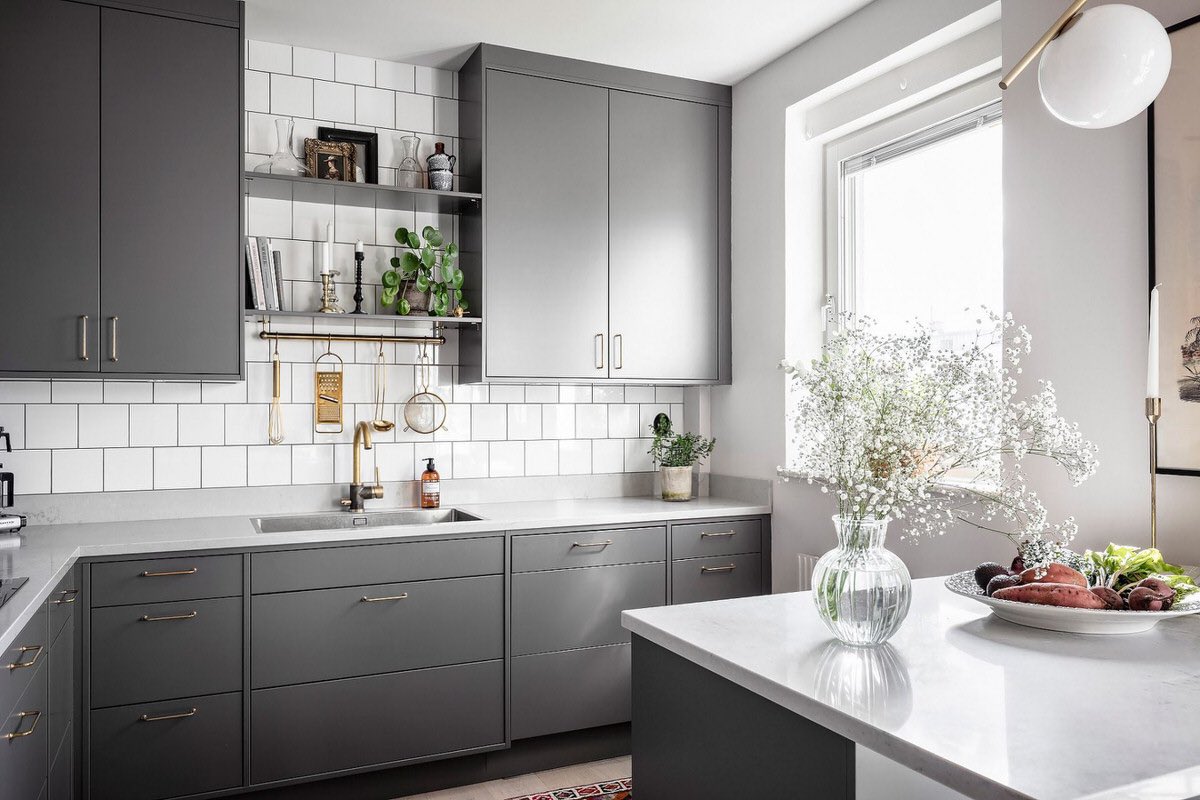 Apskatiet mūsu jauno bloga rakstu, kurā iepazīstinam jūs ar dažādiem virtuves stila veidiem, apvienojot tos ar inovatīvo "Smart Kitchen" konceptu!

Vairāk lasīt - virtuves.lv/dizaina-risina…

#virtuves #dizains #virtuvesmebeles #interjeradizains #kitchendesign #futuredesign