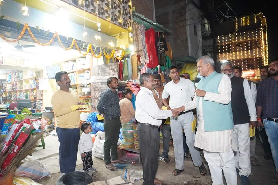IKedarShukla's tweet photo. सीधी विधानसभा के सीधी नगर में चुनावी जनसंपर्क के दौरान गल्ला मंडी भ्रमण कर व्यावसायियों से मिलना हुआ।
.
सीधी विधानसभा में ऑटो चल रहा।।

#TEAM_KNS  
#चुनाव_यात्रा_विधानसभा_सीधी
#vidhansabhaelection2K23
#MPElection2023  #developmentbyKedarShukla #MadhyaPradesh #sidhi https://t.co/JVfdAH3dUP