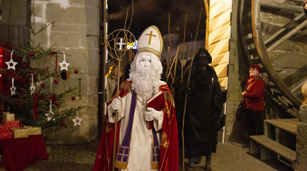 STCorpComm's tweet photo. #Schweizer #Winter: zum Fackelumzug mit dem #Samichlaus nach #Romont @uft_ftv https://t.co/5xkklfS1uw #IneedSwitzerland 🇨🇭❄️🎅 @RomontRegion https://t.co/UqylrzD40V