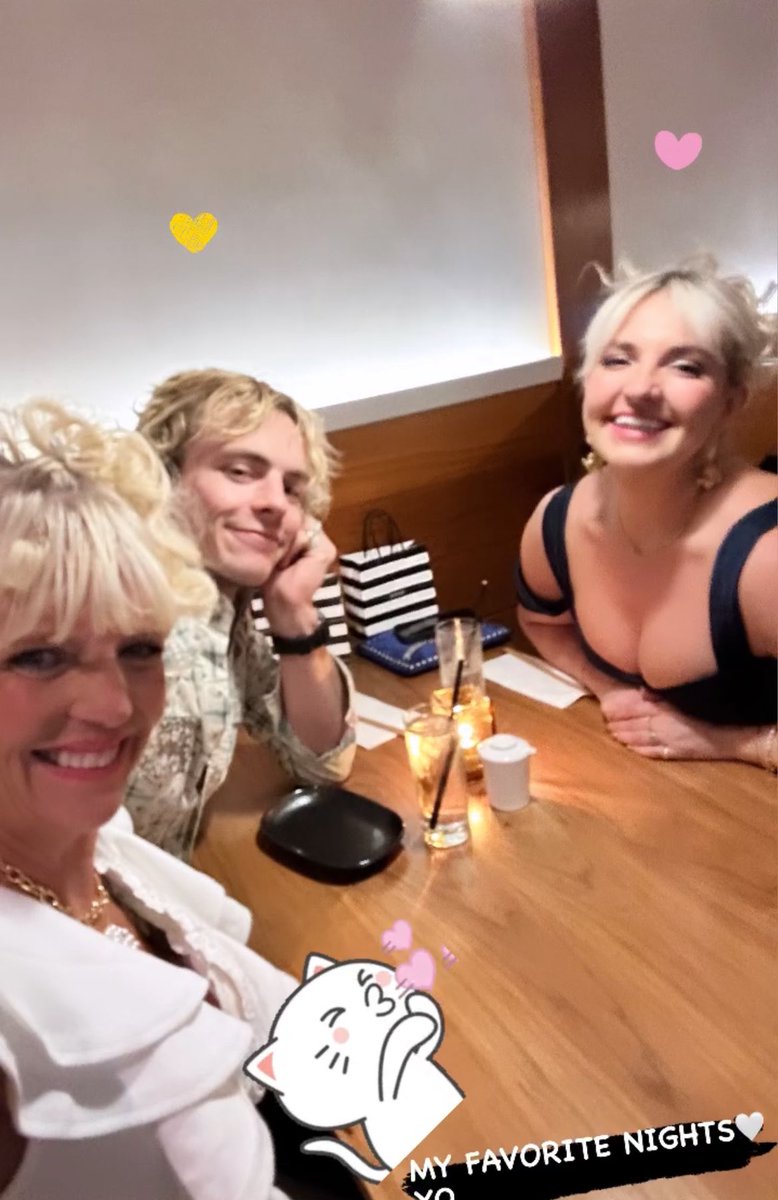 Ross, Stormie & Rydel at The Grove after #DancingWiththeStars  ☃️

📸: stormielynchr5 on IG Story