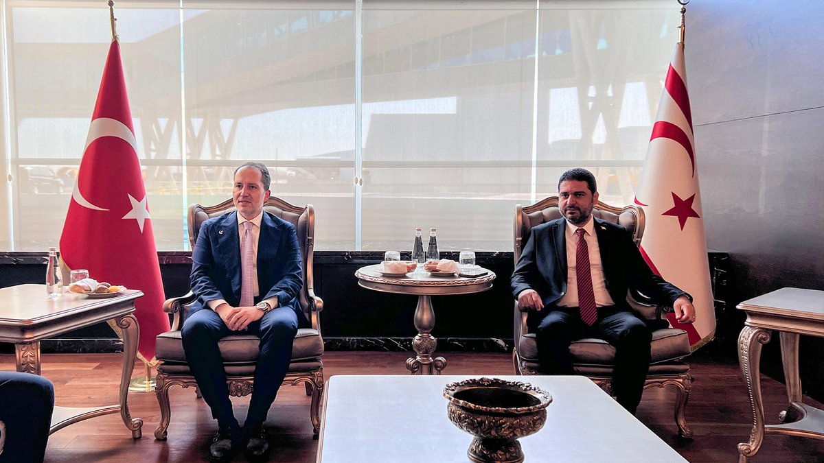 rprefahpartisi's tweet photo. Genel Başkanımız Dr. Fatih Erbakan, Kıbrıs Ercan Havalimanı’nda teşkilat mensuplarımızca karşılandı.