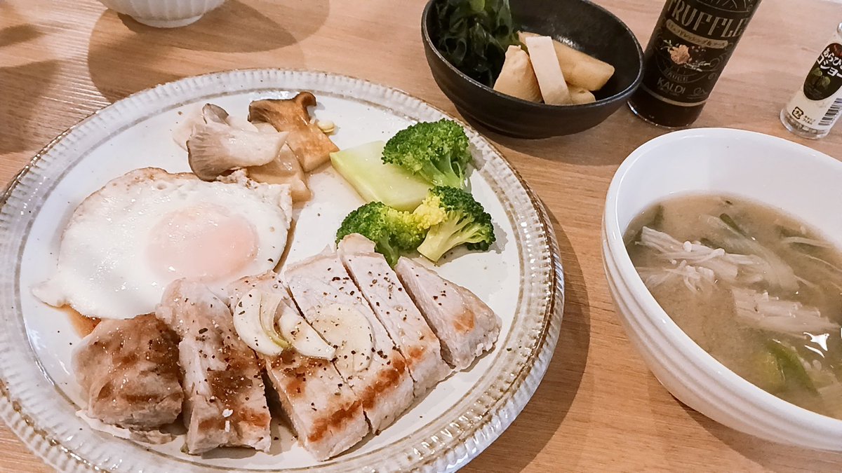 eri_litt_le's tweet photo. #ガッツリ飯 #heavyLunch
朝から豚肉のいーにおいがして
今日はポークステーキ💕
和食洋食mix😂 https://t.co/ovKHoDRQWU