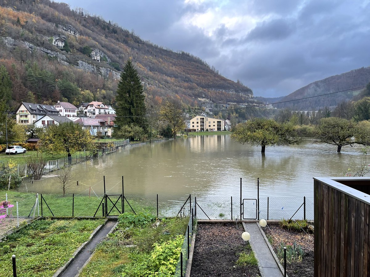 popsi78's tweet photo. Le #Doubs est sorti de son lit depuis hier soir à #SaintUrsanne . Une situation rarissime en novembre : la dernière date de 1944 . Merci #ElNiño #rechauffementclimatique #climat #ClimateCrisis #crue https://t.co/ike16isbVV