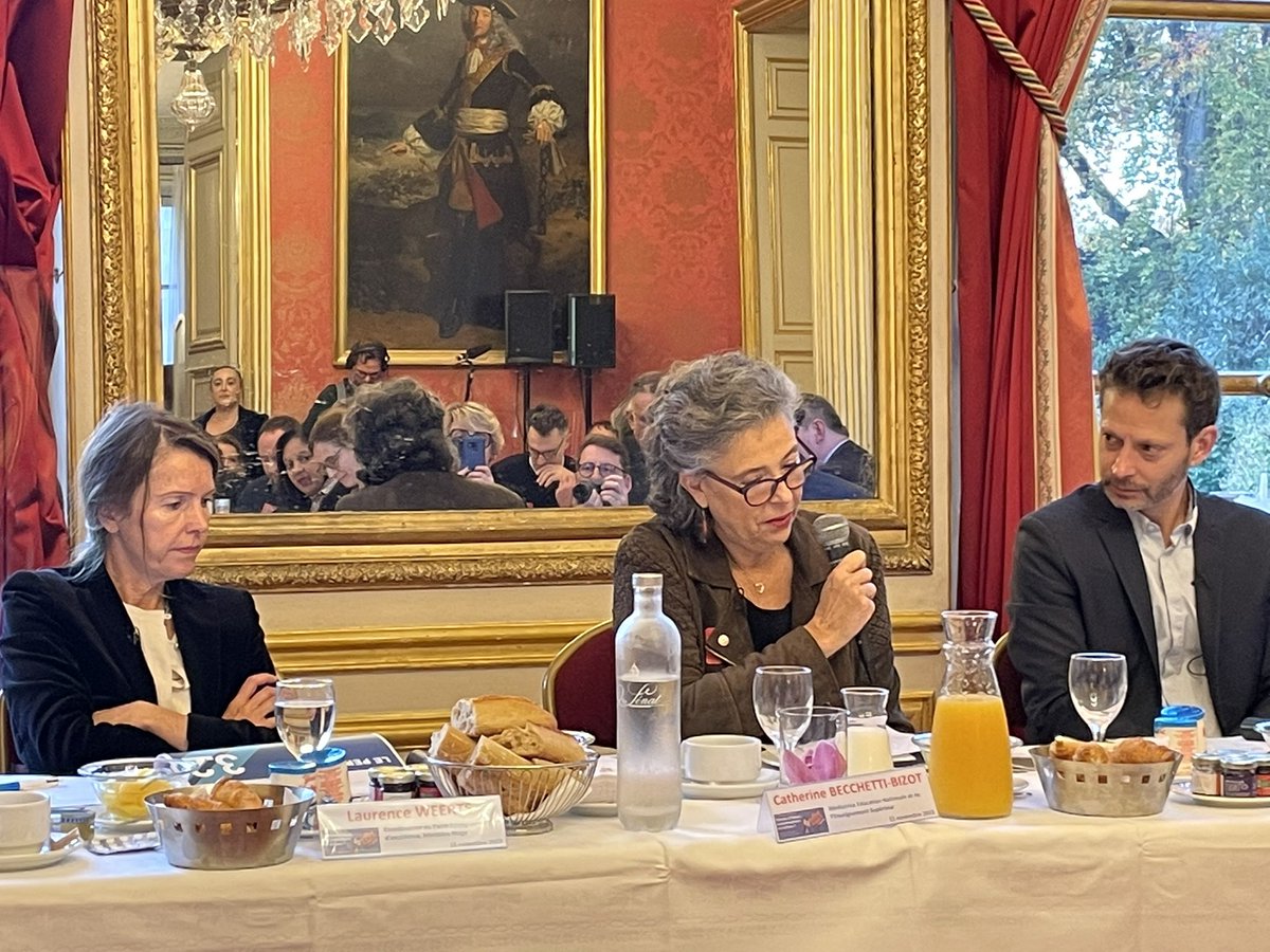 École/Parents: consommateurs ou acteurs ? Intervention de la médiatrice Catherine Beccheti-Bizot pendant la conférence organisée par <a href="/Apelnationale/">Mouvement des Apel</a>