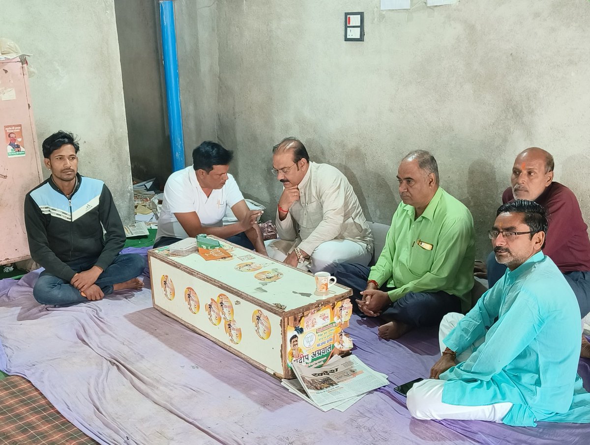 Anilsisodiabjp's tweet photo. #Sewda विधानसभा के चारों मंडल के अध्यक्षों से मिलकर अभी तक हुए कार्यों की समीक्षा की तथा आगामी दो दिनों की कार्ययोजना बनाई.
@BJP4India @BJP4UP @upwestbjp @BJP4BSR https://t.co/O6fddsRloq