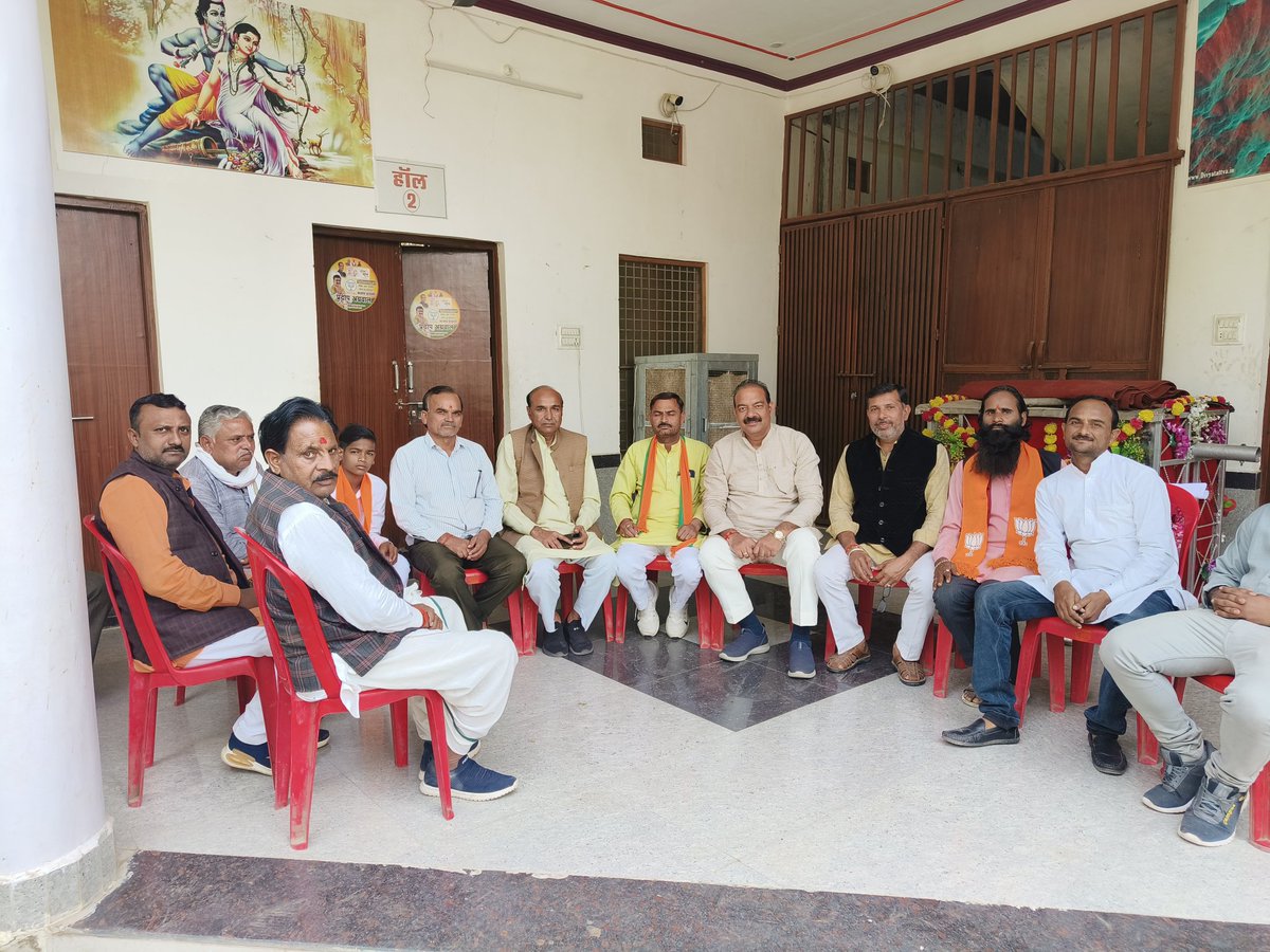 Anilsisodiabjp's tweet photo. #Sewda विधानसभा के चारों मंडल के अध्यक्षों से मिलकर अभी तक हुए कार्यों की समीक्षा की तथा आगामी दो दिनों की कार्ययोजना बनाई.
@BJP4India @BJP4UP @upwestbjp @BJP4BSR https://t.co/O6fddsRloq