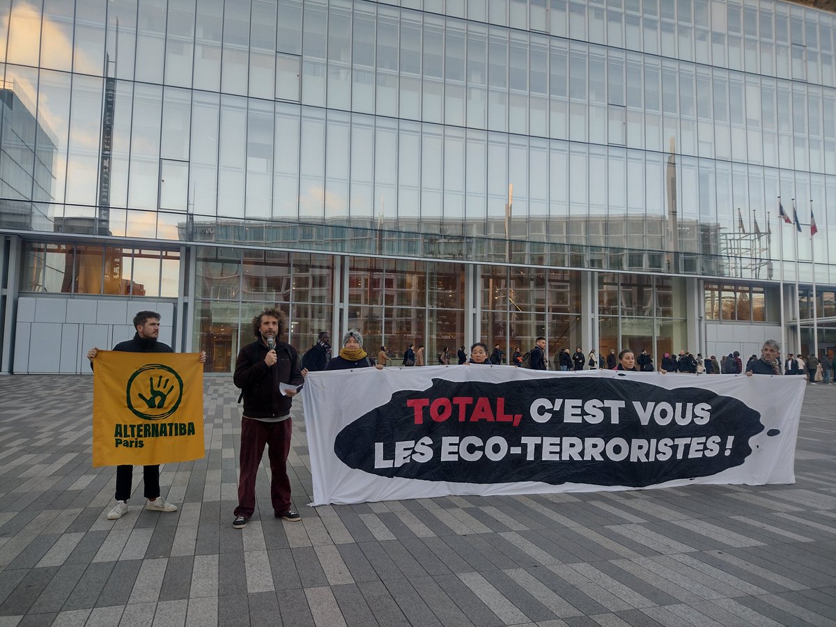 Pauline_Boyer_'s tweet photo. Soutien à Damien, activiste climat en procès ce matin à #Paris suite à l'action de blocage de l'AG de @TotalEnergies pour demander l'arrêt de tout nouveau projet d'extraction d'énergies fossiles, conformément à l'appel des scientifiques. https://t.co/amMT4S1ci1