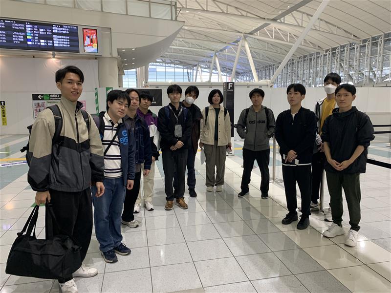 Kyutech_LSSE's tweet photo. グリーンイノベーションリーダー育成コースのUPM派遣が始まりました。出発前は不安な様子でしたが、空港でのあたたかいお迎えに、みなさんの笑顔が印象的です😄派遣の成果はSAES2023で発表します。これからの活動が楽しみです。#UPM #mobilityprogram #Kyutech #GreenInnovation #九州工業大学 https://t.co/Pl60hRRSau