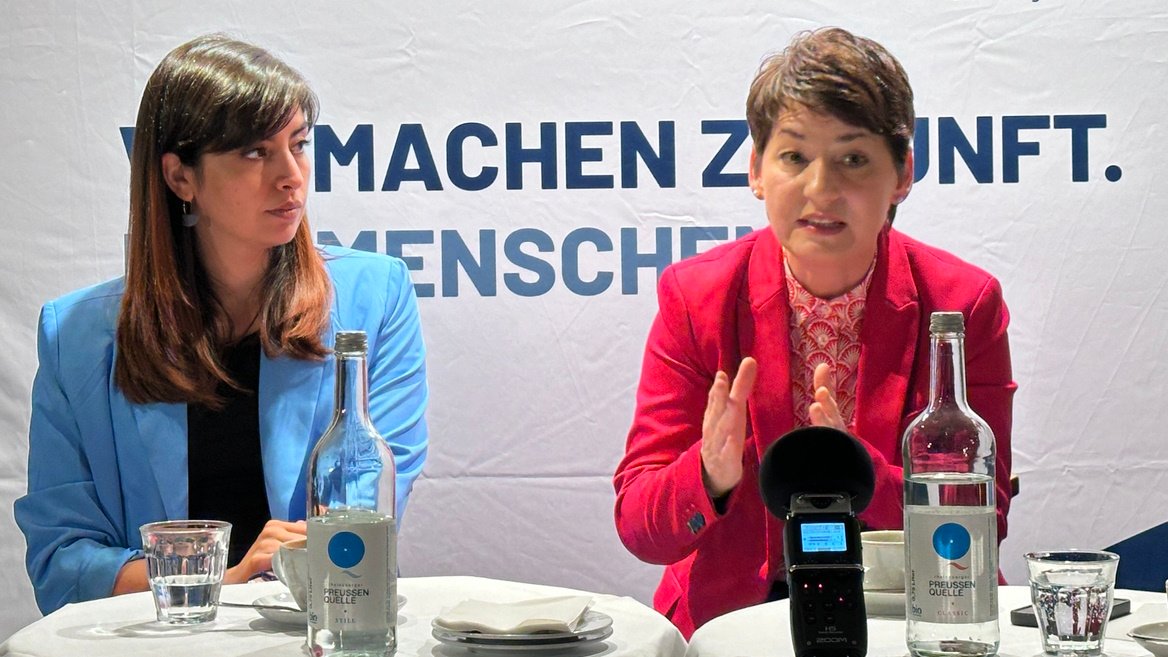 PEAG Gruppe (@peag_gruppe) on Twitter photo Eine #Frauenquote und das Ende des Ehegattensplittings fordert <a href="/VdU_eV/">VdU-Unternehmerinnen</a>-Präsidentin Jasmin Arbabian-Vogel (r.) heute morgen in unserer #PEAG Personaldebatte in #Berlin im Gespräch mit SPD-MdB Rasha Nasr. Thema Steigerung der Frauenerwerbstätigkeit. Sind wir auf dem richtigen Weg? Eine #Frauenquote und das Ende des Ehegattensplittings fordert <a href="/VdU_eV/">VdU-Unternehmerinnen</a>-Präsidentin Jasmin Arbabian-Vogel (r.) heute morgen in unserer #PEAG Personaldebatte in #Berlin im Gespräch mit SPD-MdB Rasha Nasr. Thema Steigerung der Frauenerwerbstätigkeit. Sind wir auf dem richtigen Weg?