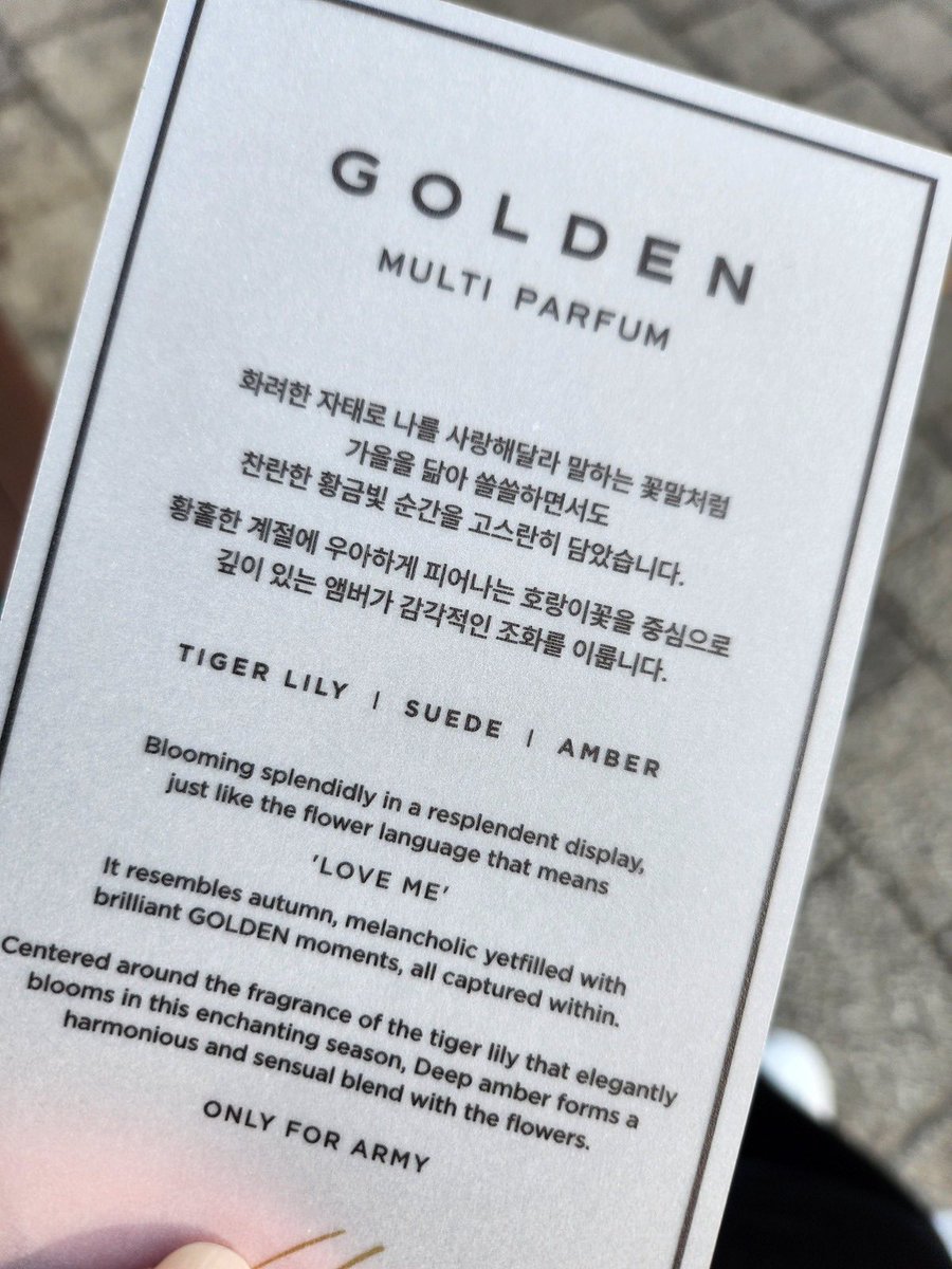 [📷] 15.11 #JUNGKOOK (<a href="/BTS_twt/">방탄소년단</a>)  preparou um Golden Multi Parfum para presentear o ARMY na  pré-gravação no M COUNTDOWN.A fragrância é feita de lírio tigre, camurça e âmbar. O lírio-tigre é a flor de nascimento do Jungkook!

"Perfume Lírio Tigre e Âmbar.
Florescendo esplêndida e
