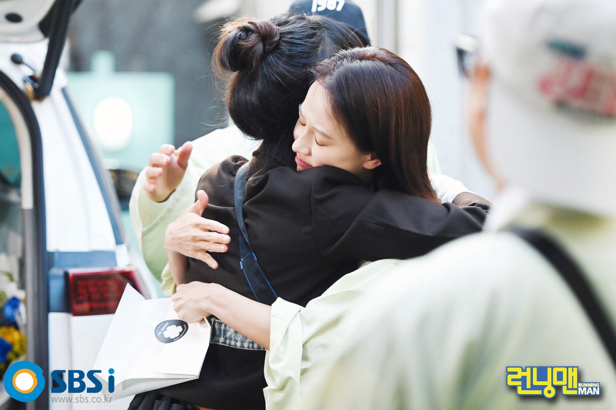 suyeounie's tweet photo. #SongJiHyo #송지효  still cuts from Somin’s last ep in Running Man 

I suggest that people take a good look at the pictures before judging their relationship once again. https://t.co/BrAPQdd7ar