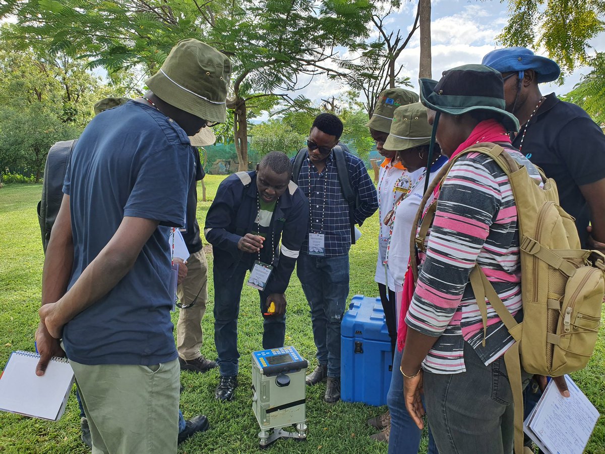GDCKenya's tweet photo. Fieldwork training has kicked off at #GROGTPShortCourseVII. #GDCTeam Geophysicist Joseph Gichira takes participants through the gravity methodology using a CG5 gravimeter. https://t.co/qdCvLtV91N