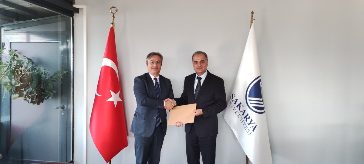 Sosyal, Beşeri ve Temel Bilimler Rating ve Akreditasyon Derneği akreditasyon ekibi takım baskanı Doç.Dr. Recep Ali KÜÇÜKÇOLAK tarafından Rektörümüz <a href="/ProfDrHamzaAl/">Hamza AL</a> 'a çıkış bildirimi takdimi... <a href="/sakaryauni/">Sakarya Üniversitesi</a>