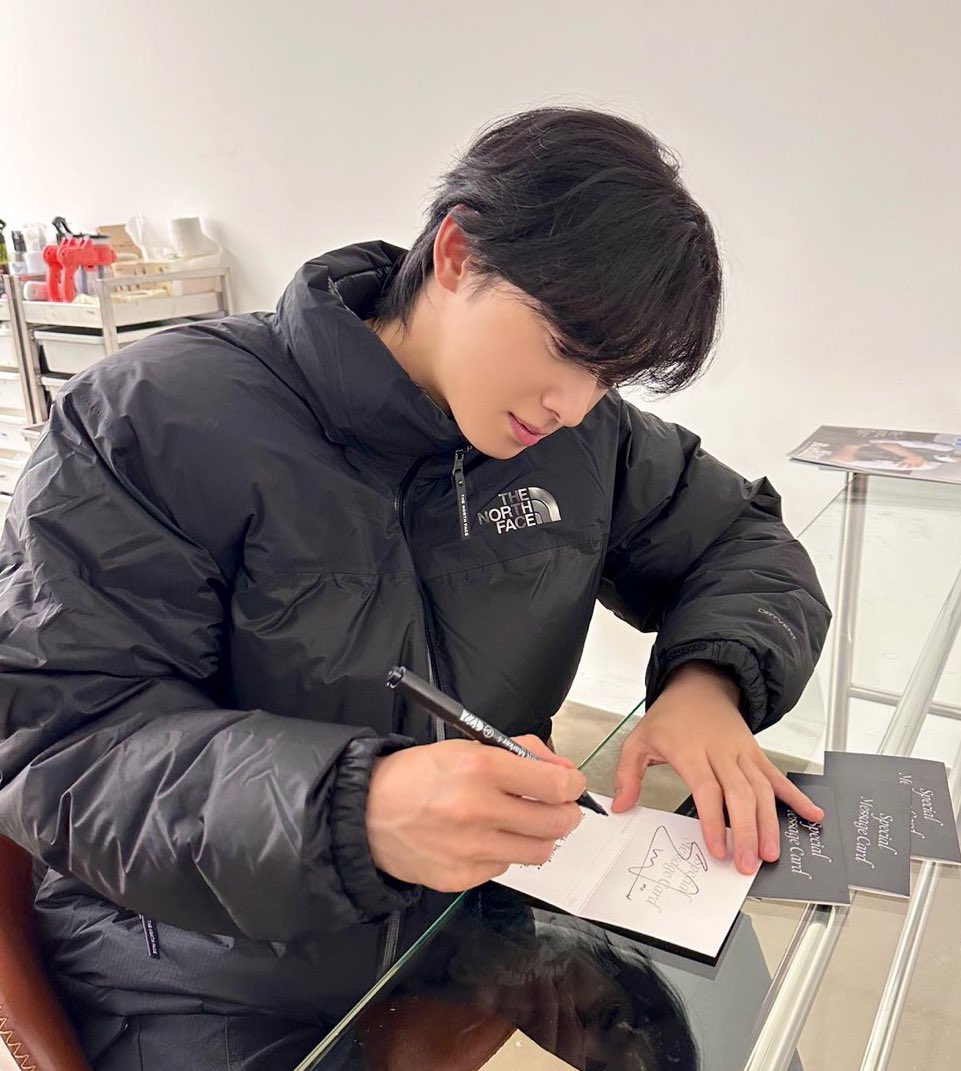 Only 4 will get these? Out of thousands that he’ll sell! 😭
#CHAEUNWOO  #차은우