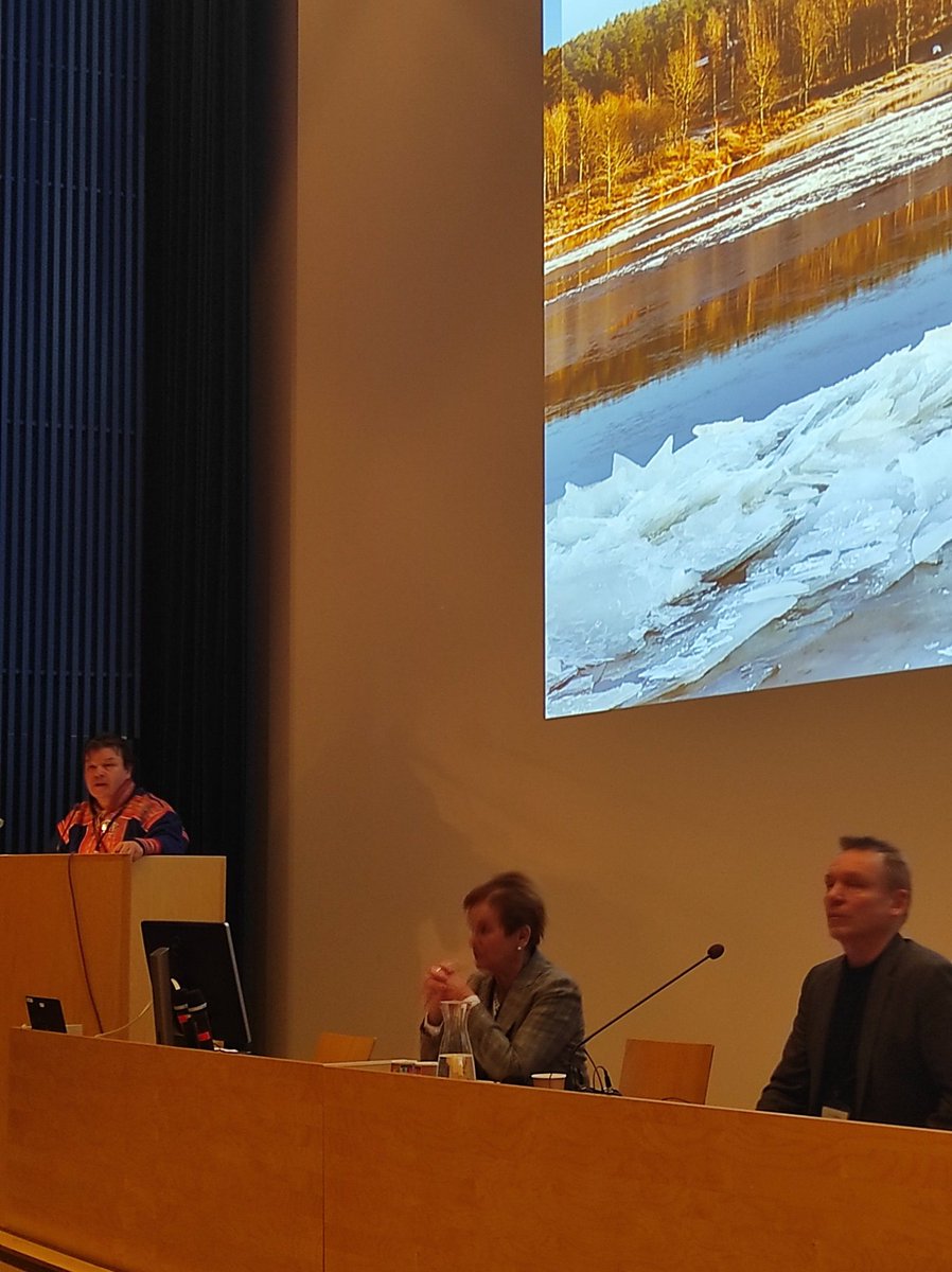 Saamelaisen ilmastoneuvoston puheenjohtaja Klemetti Näkkäläjärvi esitteli neuvoston tehtävää ja tiedon yhteistuotannon menetelmää Rovaniemi #arcticspirit konferenssissa.