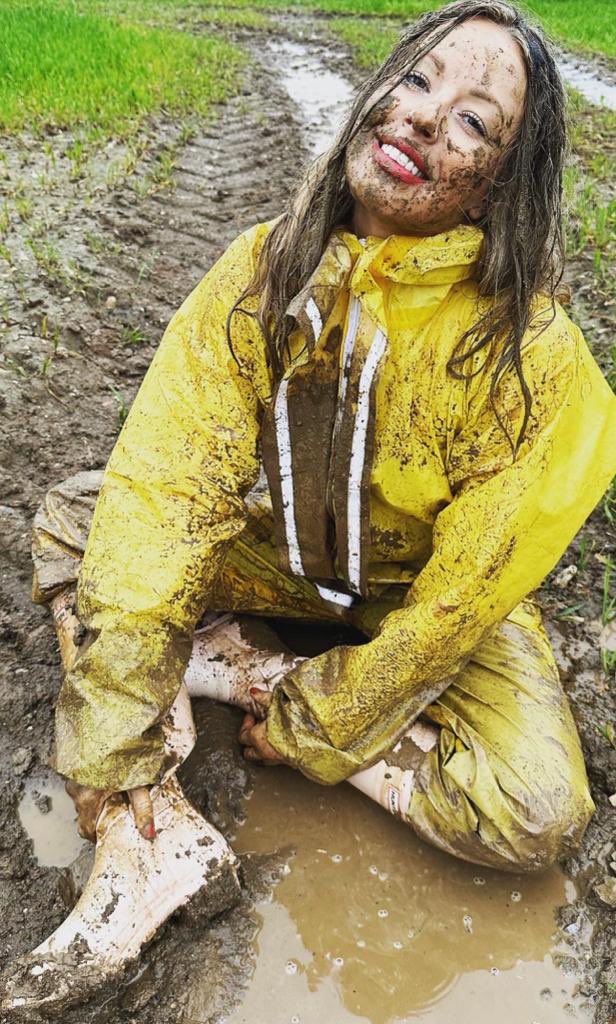 bsmessybakery's tweet photo. Happy as a Bri in mud 🤎 

#hazmat #wellies #hunters #muddy #happy #muddygirls #muddywalks https://t.co/TrDeNFtjr1