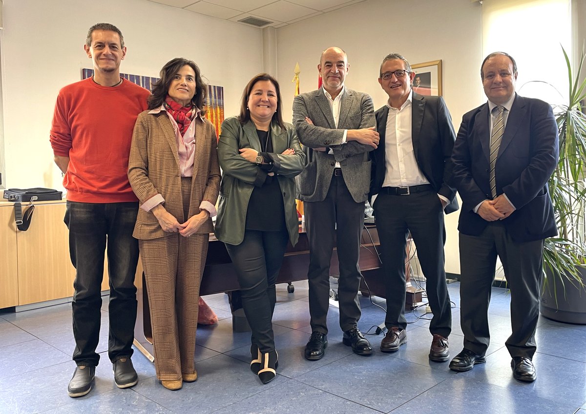 Inaempleo's tweet image. 💯🆕Nuestra directora gerente @AnaLopezFerriz  y responsables del @inaempleo se han reunido esta mañana con los responsables de las tres Cámaras de Comercio aragonesas para fijar las #líneas de     #colaboración en materia de #empleo entre ambas #entidades para el próximo año.