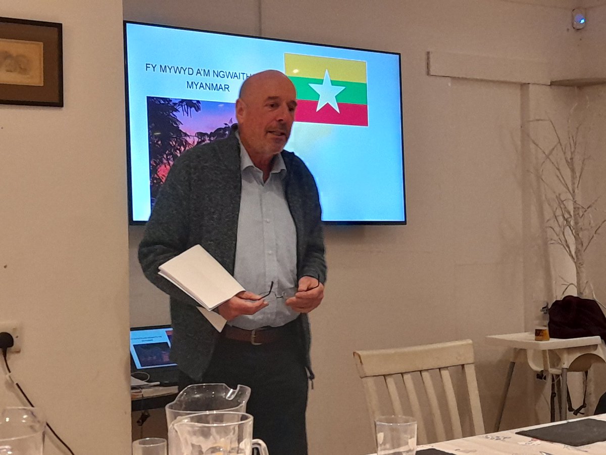 Dolypandy's tweet photo. Tim Boyle yn anerch Cylch Cinio Aberystwyth 🏴󠁧󠁢󠁷󠁬󠁳󠁿👏👍

#cylchcinio #aberystwyth #dysgucymraeg #llanbed https://t.co/kgrITUJHOE