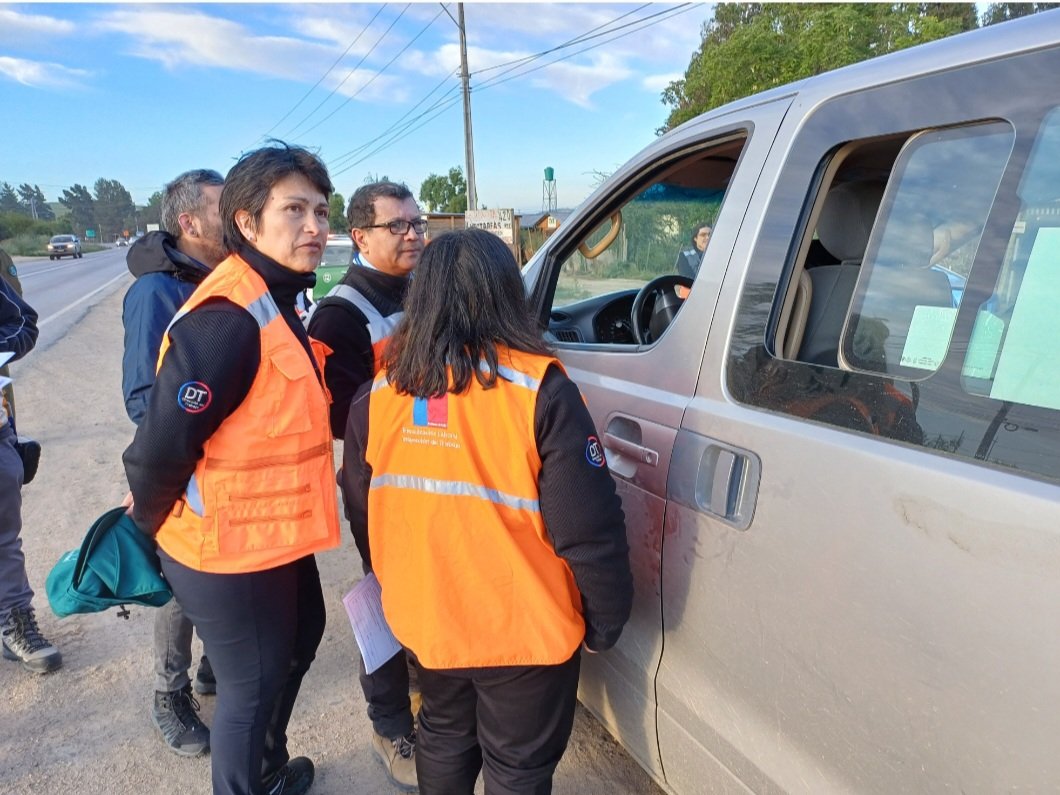 DRTMETPONIENTE's tweet photo. 🚧 [#Ahora] Directora regional RM Poniente, Laura Vásquez, junto a equipo de IPT #Melipilla y funcionarios/as de @Carabdechile @Fisca_MTT y @DPPMelipilla fiscalizan transporte agrícola de temporada para velar por la protección de trabajadores/as.  #TrabajoDecente https://t.co/BaA1wz7nEo