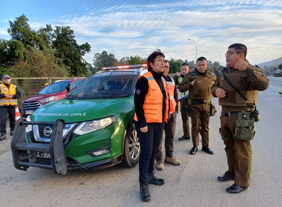 🚧 [#Ahora] Directora regional RM Poniente, Laura Vásquez, junto a equipo de IPT #Melipilla y funcionarios/as de <a href="/Carabdechile/">Carabineros de Chile</a> <a href="/Fisca_MTT/">Division de Fiscalización de Transportes</a> y <a href="/DPPMelipilla/">Delegación Presidencial Provincial de Melipilla</a> fiscalizan transporte agrícola de temporada para velar por la protección de trabajadores/as.  #TrabajoDecente