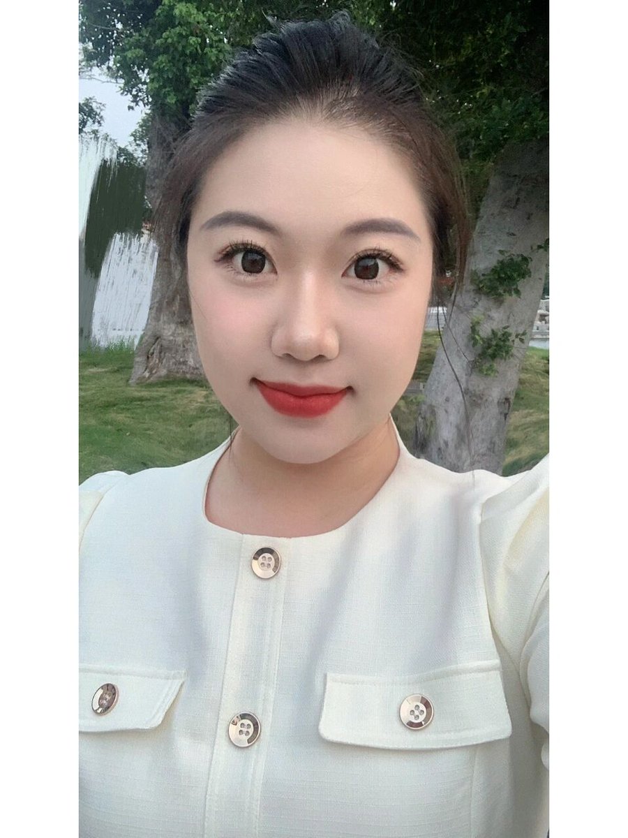 Ka48893's tweet photo. 不知不觉，成了美妆博主
😅😅😅
#穿搭 https://t.co/nH8cCnE3i5