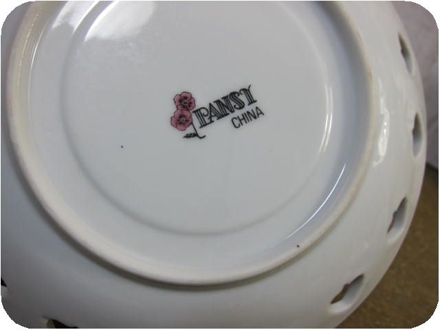 rearea6070's tweet photo. 上品なデザインと優れた使い勝手が魅力のPANSY脚付きカップ&amp;ソーサー！脚付きで手が熱くならず、上品な雰囲気を演出。小花柄のソーサーはどんなテーブルにも調和。

#PANSY　#カップソーサー　#花柄　　#レトロカップ　#昭和カップ
➡ https://t.co/yz97XjyxjT
#レトロ雑貨　REAREA　レアレア https://t.co/1BxBSbO6PL