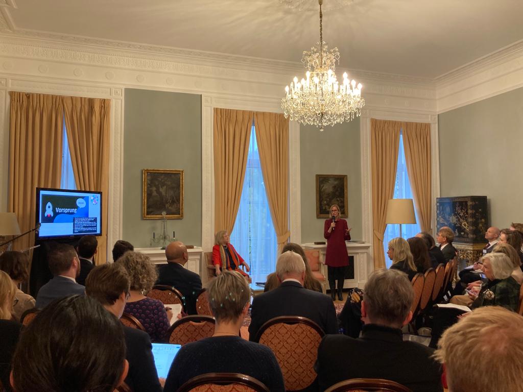 GermanAmbUK's tweet photo. We'd like more people in 🇬🇧 to study German.

Discussed 'Making the Case for German' &amp; how to encourage its uptake. Thanks to Bernadette Holmes for her dedication to language learning, @GI_London1 &amp; @educationgovuk for #GIMAGINE &amp; Language Hubs programme, promoting 🇩🇪 in schools. https://t.co/OHSXrztsXP