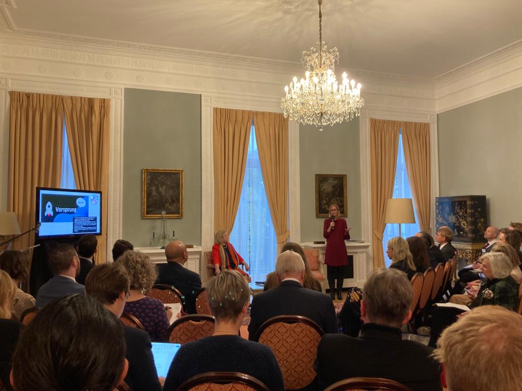 We'd like more people in 🇬🇧 to study German. Discussed 'Making the Case for German' & how to encourage its uptake. Thanks to Bernadette Holmes for her dedication to language learning, @GI_London1 & @educationgovuk for #GIMAGINE & Language Hubs programme, promoting 🇩🇪 in schools.