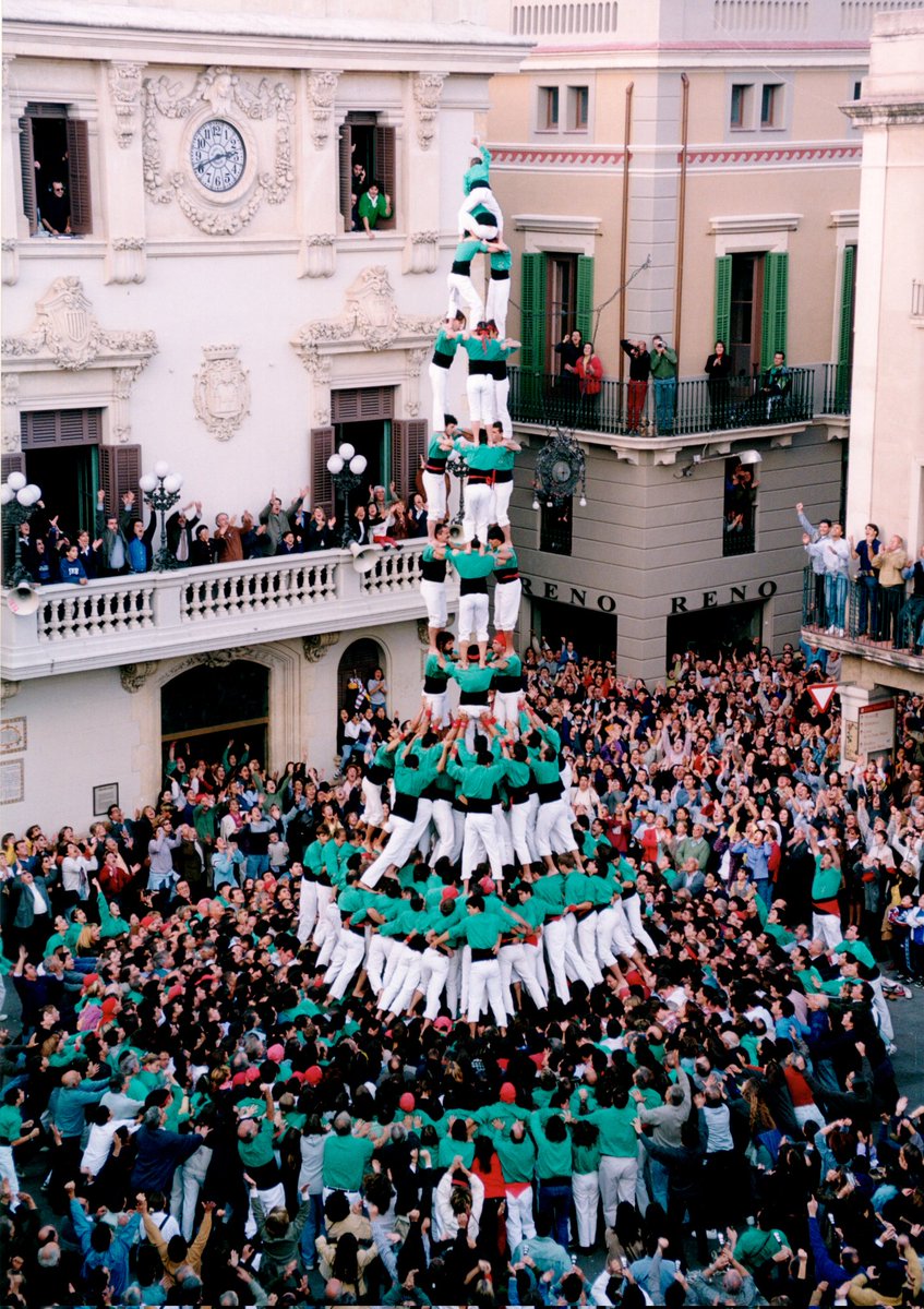 Avui fa 25 anys de la primera aleta de 10 de la història. Avui fa 25 anys que vam carregar el primer 3 de 10 amb folre i manilles!

25 anys més tard, li hem fet l'aleta 40 vegades més, amb 20 de carregats i 20 més de descarregats!

#castellers #castells #mésverdsquemai #75verds