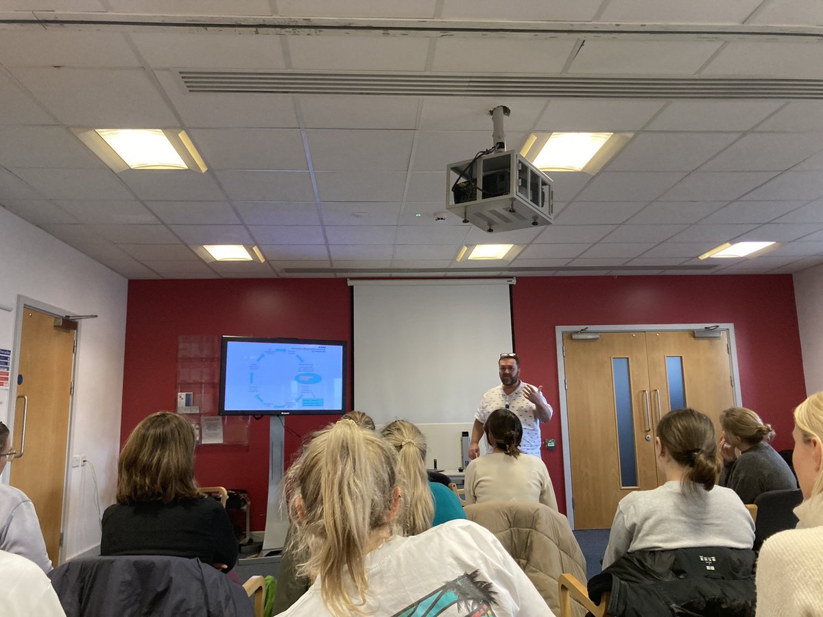 Next up on our senior OT teaching programme on FND was Principal OT, talking about the importance of positive diagnosis, language, understanding, empathy, listening. Using some of the great resources from @FNDHopeUK @FNDAction and papers by @AlanCarson15 and @jonstoneneuro