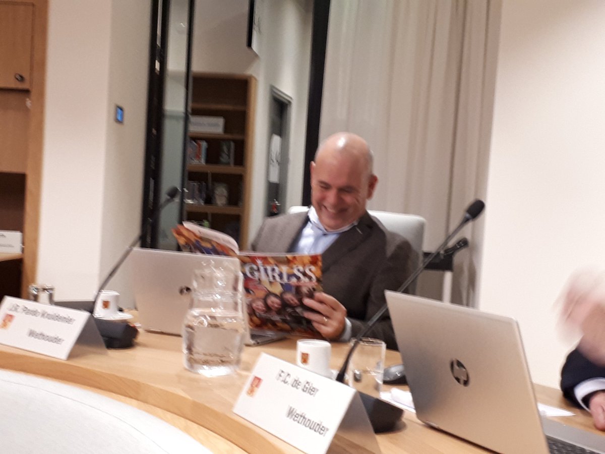 ColAlblasserdam's tweet photo. Aan het begin van de Raadsvergadering verrast met het eerste meidenmagazine van Alblasserdam! Mooi project Talentlab van #Jeugdpunt. Vier trotse meiden hebben er samen hard aan gewerkt. En tijdens de schorsing is het magazine volop gelezen. https://t.co/CCYR4dEanl