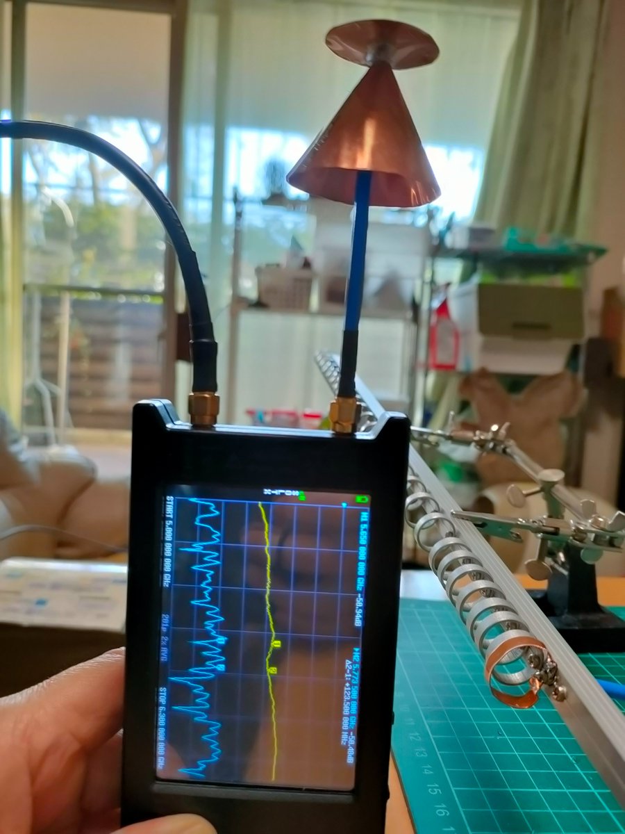 MASAFUKUI2's tweet photo. 5.6GHz #27素子ループアンテナ
ラジエータ組立は案の通りアームの下から同軸ケーブル(RG402)を挿してループエレメントをつけた
利得はディスコーン比で14dB程度ありました
あとは反射器とマスト取付とスタック分配器
#hamradio #loopantenna #5600MHz
https://t.co/zpVdjo3m0D https://t.co/w4zBSwfxuO