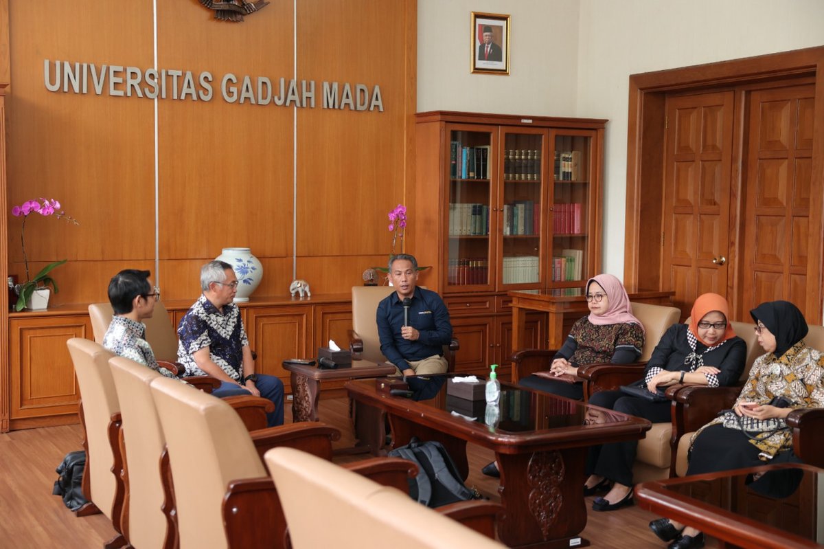 UGMYogyakarta's tweet photo. Perkuat Pelaksanaan #TriDarma, #UGM Jalin #Kerjasama dengan Perusahaan Pengelolaan Hutan PT Royal Lestari Utama: Universitas Gadjah Mada dan PT Royal Lestari Utama sepakat menjalin #Kerjasama bidang pendidikan, #Penelitian, #Pengabdian kepada masyarakat,… https://t.co/ePbQoEGSad https://t.co/Lyt8J8kTRT