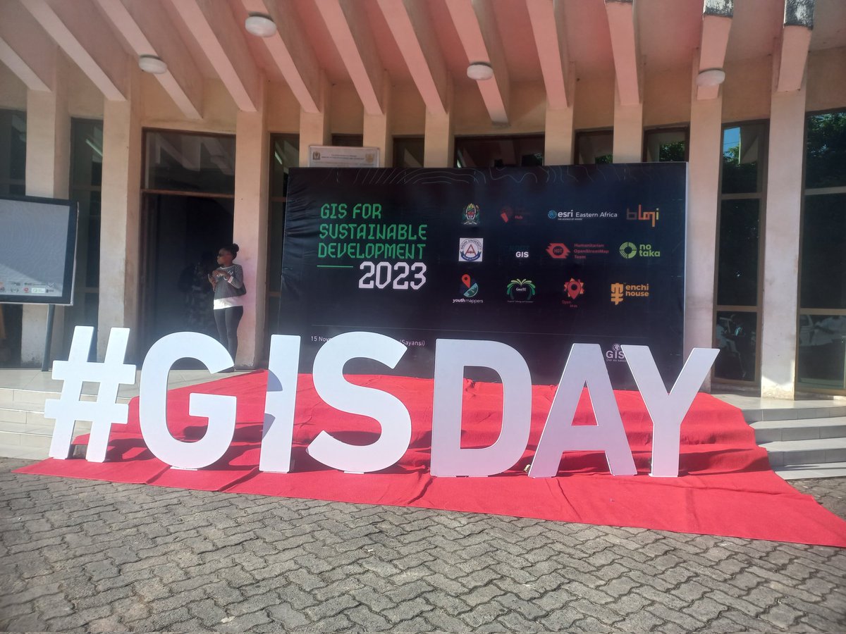 Former president of @SUZAYouthMapper @mudathir_salum presented the chapter on the GIS Day that took place in Dar-es-Salaam  #GISday @gisdayTz @youthmappers @raya_ahmada @StateSuza @sharif_assaa @binsharif99 @mamcurie