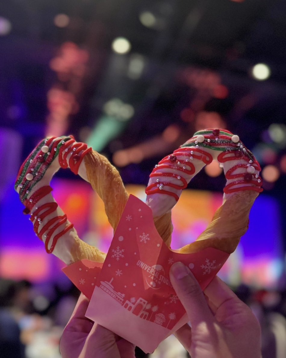 ran_ms_1108's tweet photo. 5th ユニバーサル・パーティ🌏
クリスマス・リング・クロワッサン❤️💚
ホワイトチョコにクリスマスカラー🎄
クロワッサンがサクサク🥐
友達や恋人、家族とこうすると♡に✨
大切な人とクリスマスに素敵な思い出を💖
#USJファン #USJファン5thAnniversary
#UNIVERSALPARTY
#ユニバーサルパーティ https://t.co/9GdsWOxydA