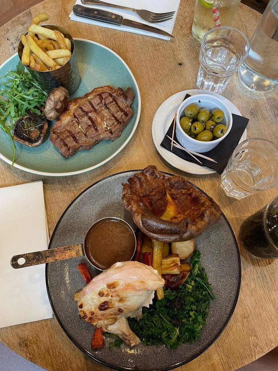 Throwback Thursday to when we visited @GreenParkBraz's Sunday Roast and it was potentially one of the tastiest roasts we'd ever had 😋🍴 Is a Sunday Roast calling your name this weekend? Head to Green Park Brasserie! 👉 bit.ly/3X3qDoa