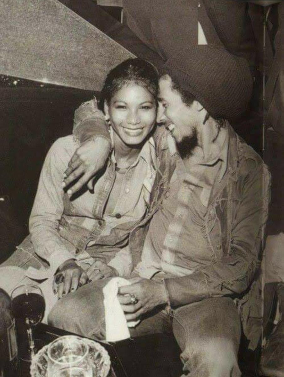 teresaf12276437's tweet photo. Bob Marley tenía mucha razón cuando dijo:

"Puedes no ser su primero, su ultimo o su único. Ella amo antes y puede amar de nuevo. Pero si ella te ama ahora, ¿qué otra cosa importa?
Ella no es perfecta, tú tampoco lo eres, y ustedes dos nunca serán perfectos. Pero si ella puede hacerte reír al menos una vez, te hace pensar dos veces, si admite ser humana y cometer errores, no la dejes ir y dale lo mejor de ti.
Ella no va a recitarte poesía, no está pensando en ti en todo momento, pero te dará una parte de ella que sabe que podrías romper, su corazón..
No la lastimes, no la cambies, y no esperes de ella más de lo que puede darte. No analices. Sonríe cuando te haga feliz, grita cuando te haga enojar y extráñala cuando no esté. Ama con todo tu ser cuando recibas su amor. Porque no existen las chicas perfectas, pero siempre habrá una chica que es perfecta para ti..”
