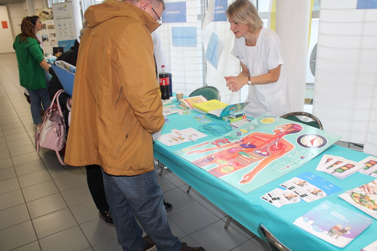 ch_compiegne's tweet photo. A l’occasion de la journée mondiale du diabète, l'équipe du service de diabétologie, les diététiciennes et le pôle de prévention et d’éducation du patient et la pédiatrie du CHICN ont organisé une journée d’information et de sensibilisation.
#WorldDiabetesDay https://t.co/eHN1EucRcO