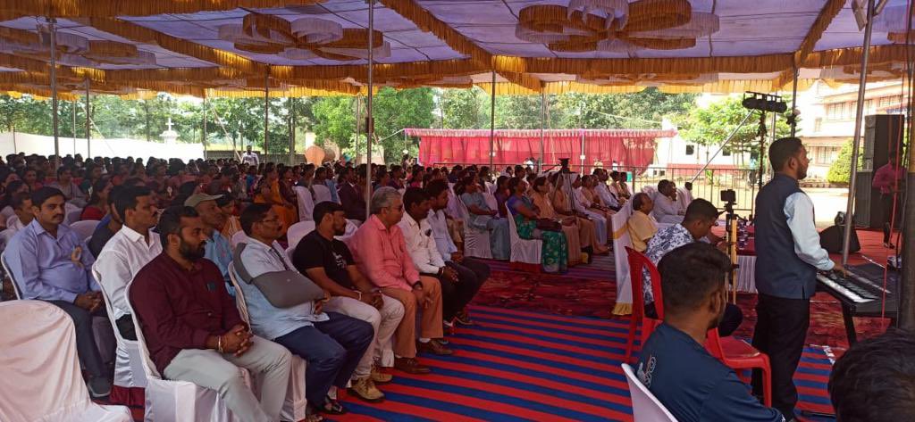 HebbalkarMrinal's tweet photo. Participated in the Golden Jubilee celebration of St. Joseph School in Santibastwad village.

#santibastwad #belgaum #mrinalhebbalkar https://t.co/gB3kDsZecb