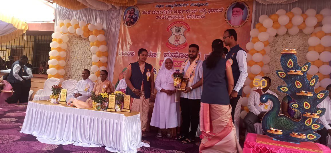 HebbalkarMrinal's tweet photo. Participated in the Golden Jubilee celebration of St. Joseph School in Santibastwad village.

#santibastwad #belgaum #mrinalhebbalkar https://t.co/gB3kDsZecb