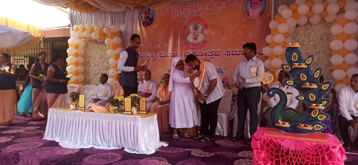 HebbalkarMrinal's tweet photo. Participated in the Golden Jubilee celebration of St. Joseph School in Santibastwad village.

#santibastwad #belgaum #mrinalhebbalkar https://t.co/gB3kDsZecb