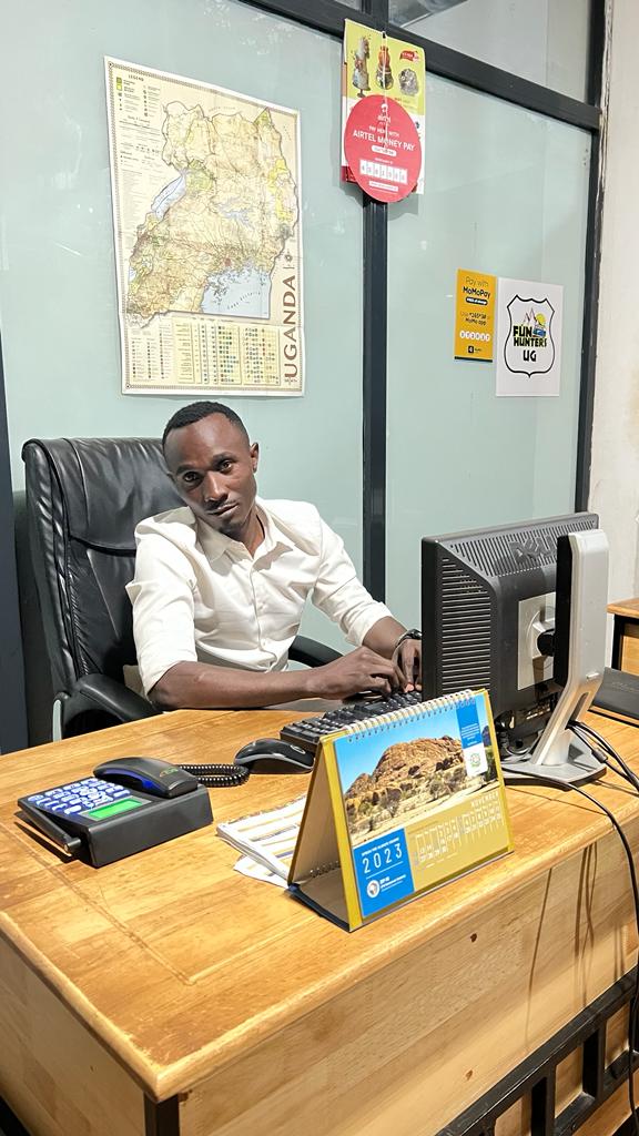 TheRoyalEnigma's tweet photo. Disturb us with team building/honeymoon/private trips/car hire/Zanzibar trip/Mombasa tour/All tourist destination around Uganda🙏🏾🙏🏾
Simply contact @Funhunters_Ug or @LuggyaPius
WE GAT YOU COVERED.
#FunHunters #EastAfrica #VisitUganda #traveltips #ToursAndTravel https://t.co/2qXAiff95i