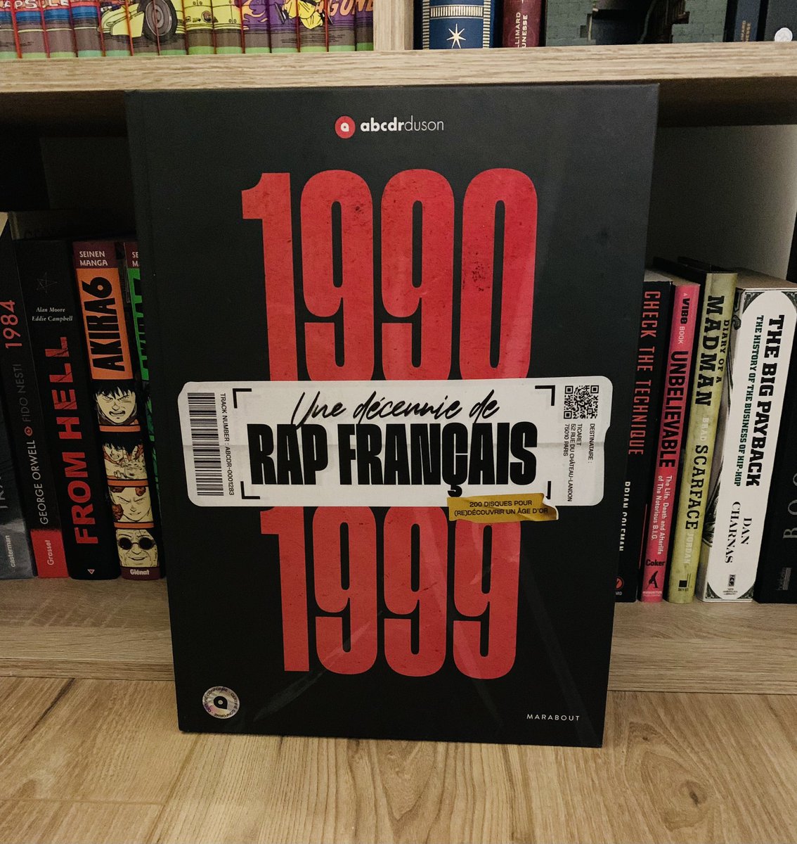 Le second livre de l’<a href="/abcdrduson/">Abcdr du Son</a> sort aujourd’hui, grâce aux talents combinés de <a href="/Kiko_6868/">Kiko</a>, <a href="/PixelsAromates/">Pixels & Aromates</a>, <a href="/zo_point/">zo.</a> et la rédaction. Immense fierté encore d’avoir participé à cet ouvrage ♥️