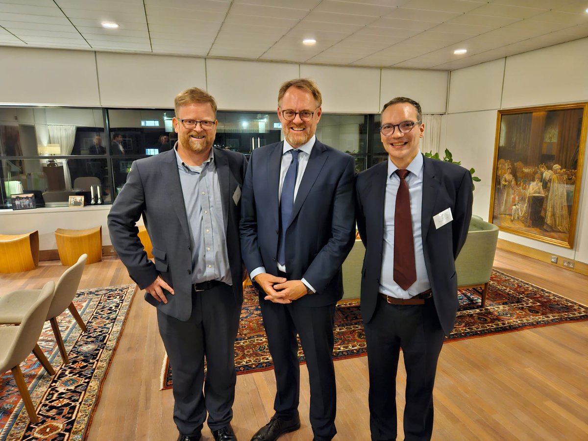 Thanks to @DKAmbUK for hosting a great discussion about the application of quantum computing to challenges in the life sciences w/ @kvantify last night. I had a great time alongside friends from @KingsNMES (@UlmschneiderG, in photo) & @BiochemOxford (@ProfSyK & @philbiggin) ...