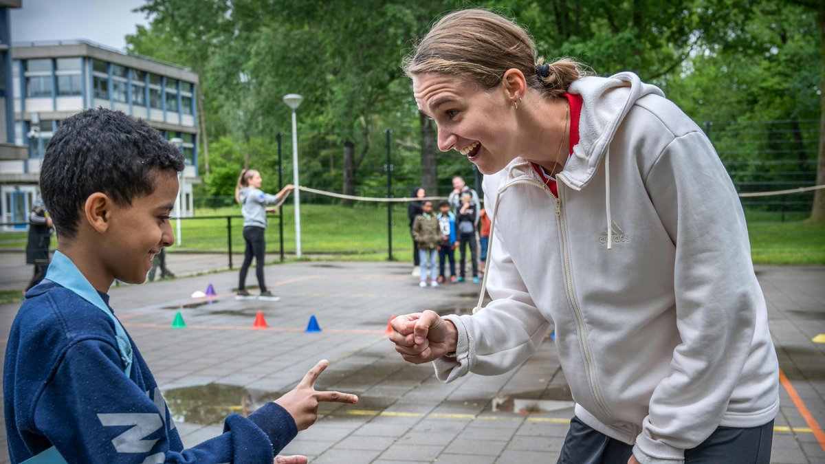 matterofarsenal's tweet photo. Vivianne Miedema, the @WarChildHolland ambassador, will visit a primary school in Landsmeer in her pyjamas on Thursday as War Child organises the first edition of the War Child Pyjama Day, under the slogan 'Stand up for children in war'.

https://t.co/5w5YR1Sihm https://t.co/VZ0rhvGiaE