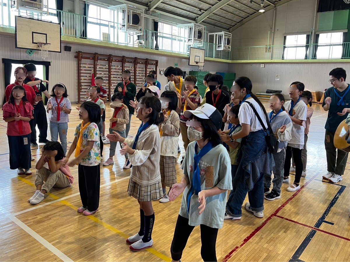 aozora_shidouin's tweet photo. 11/5に秋のゲーム大会を行いました！！
ゲームをして歌ってゲームをして、ゲームをして…
たくさん走って遊びました！
歌は夏にたくさん歌った歌や昨年の校歌も歌いました。
中学生はギターを頑張ってました！
"大会"なので優勝したチームには景品が！？ https://t.co/Y6QZGpSpc1