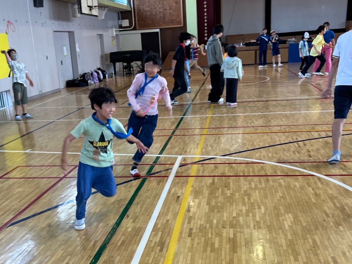 aozora_shidouin's tweet photo. 11/5に秋のゲーム大会を行いました！！
ゲームをして歌ってゲームをして、ゲームをして…
たくさん走って遊びました！
歌は夏にたくさん歌った歌や昨年の校歌も歌いました。
中学生はギターを頑張ってました！
"大会"なので優勝したチームには景品が！？ https://t.co/Y6QZGpSpc1