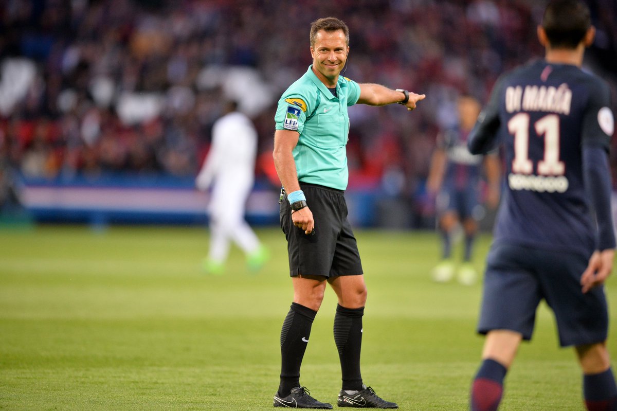 ArbitresSAFE's tweet image. Il y a un an, le 15 novembre 2022, Johan HAMEL nous quittait à l'âge de 42 ans.🕊️
Arbitre de ligue 1 passionné et engagé, sa perte a laissé un vide immense. 
Il restera dans nos mémoires. 

Pensées pour sa famille et ses proches.
 #JoForever 

🖥️: safe-arbitres.fr/Actualites-1/H…