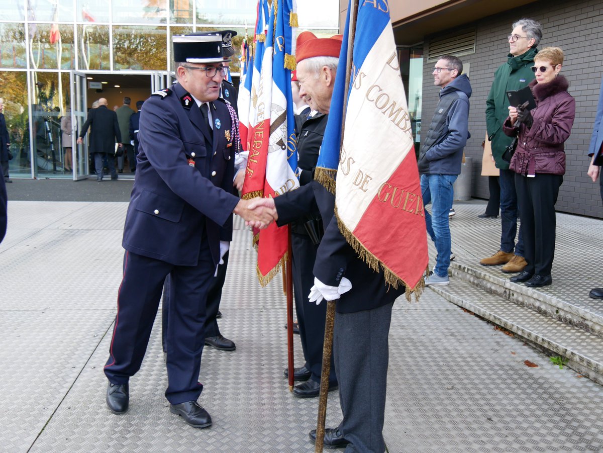 Le directeur départemental, le colonel HC Mohammed Kharraz et les #sapeurspompiers du groupement territorial Nord, en particulier du centre de #secours principal de #Vendôme, ont participé à la cérémonie commémorative de l’#armistice du #11novembre 1918, présidée par <a href="/Prefet41/">Préfet de Loir-et-Cher 🇫🇷</a>.