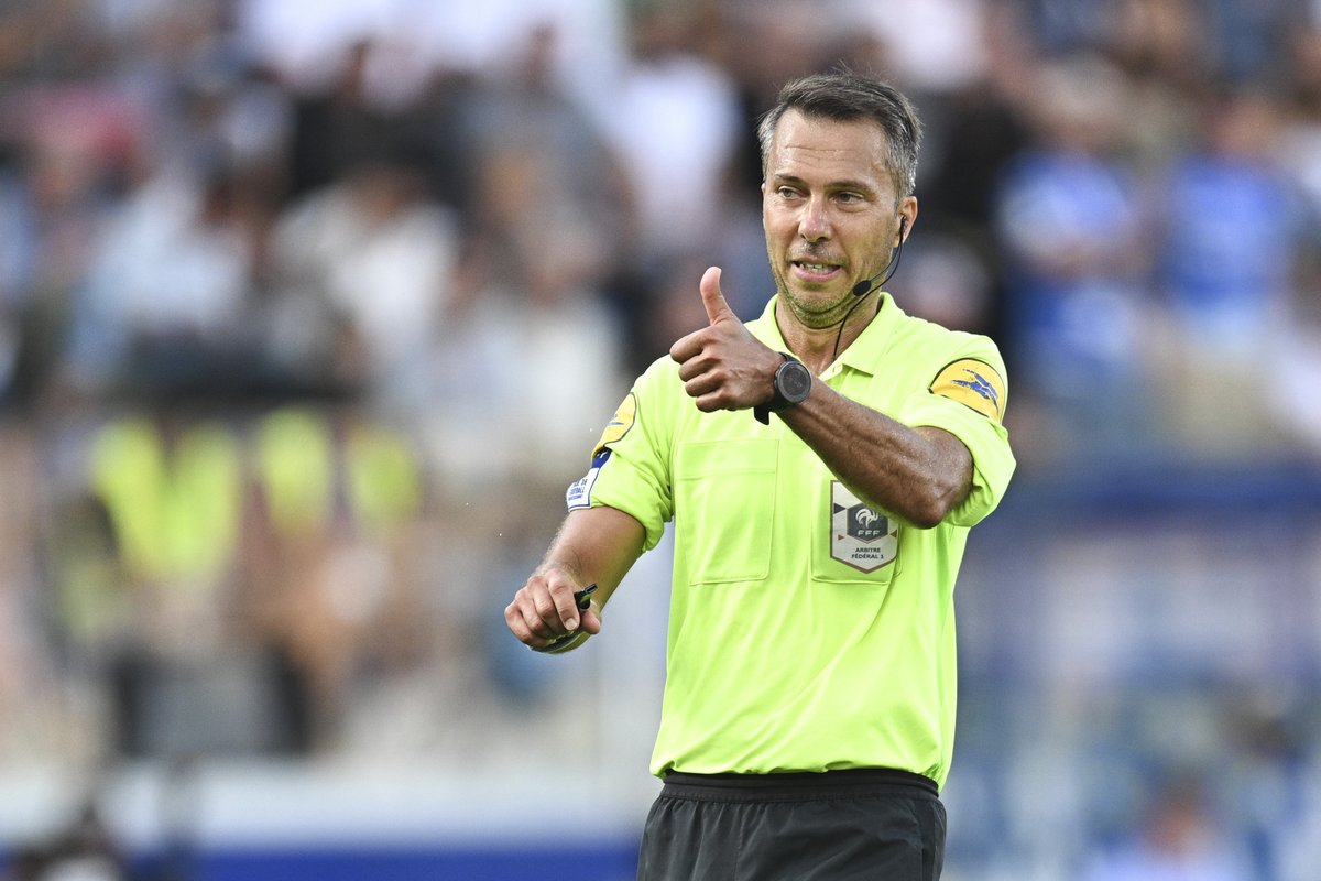 ArbitresSAFE's tweet image. Il y a un an, le 15 novembre 2022, Johan HAMEL nous quittait à l'âge de 42 ans.🕊️
Arbitre de ligue 1 passionné et engagé, sa perte a laissé un vide immense. 
Il restera dans nos mémoires. 

Pensées pour sa famille et ses proches.
 #JoForever 

🖥️: safe-arbitres.fr/Actualites-1/H…